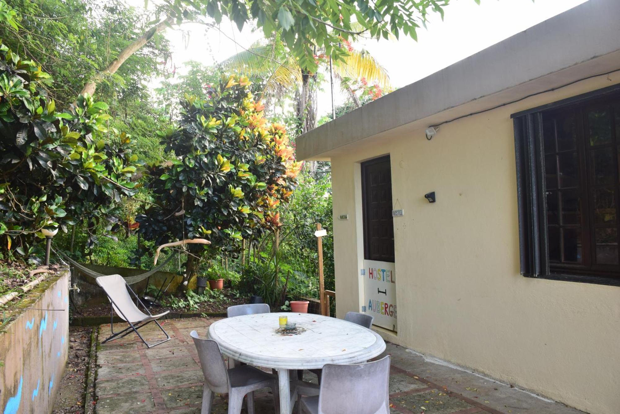Top Hill Hostel- Martinique- Auberge Dortoir La Trinité Eksteriør billede